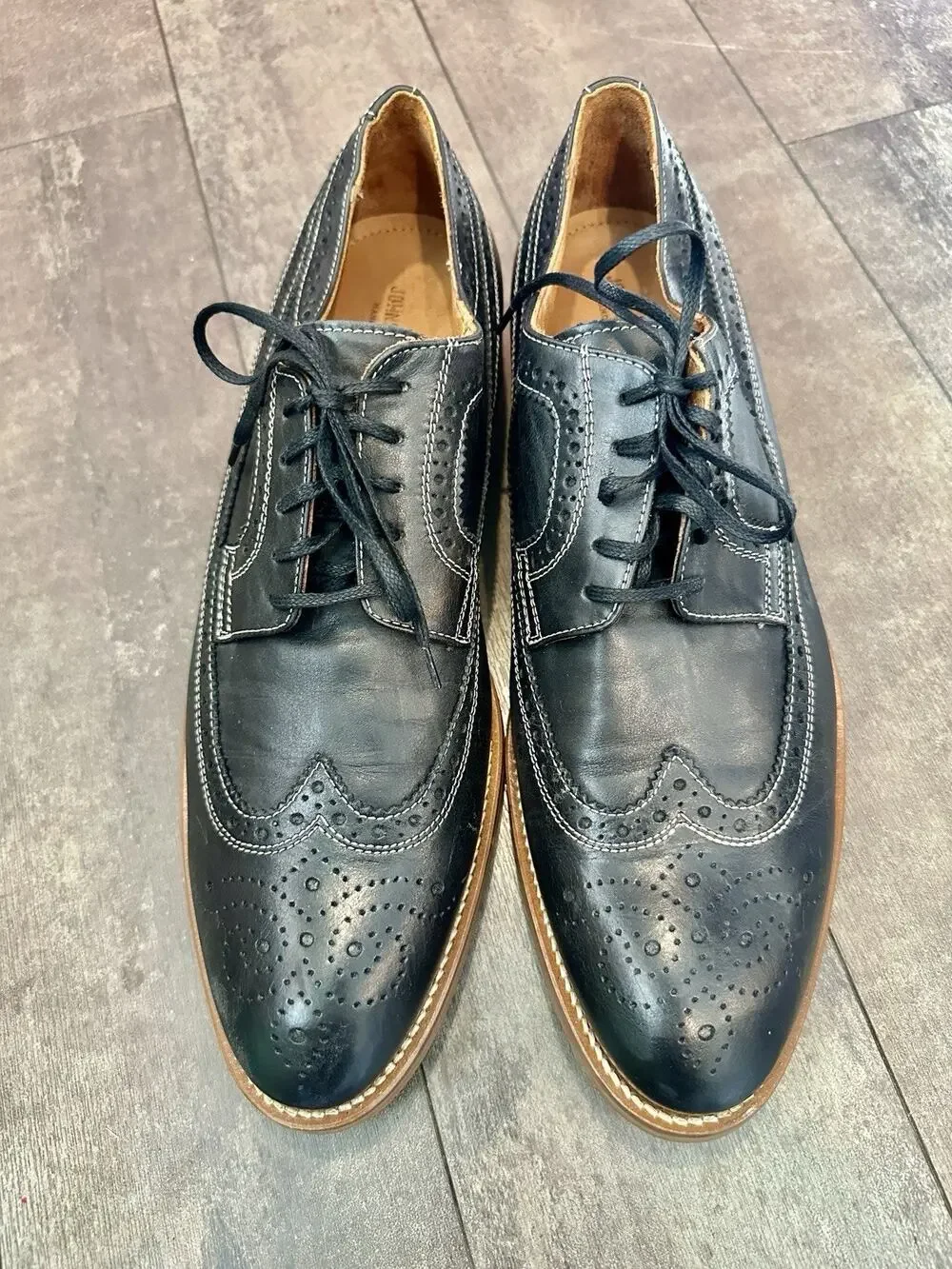 Johnston & Murphy Mens Conrad Wingtip Black Leather Oxford Shoes.
